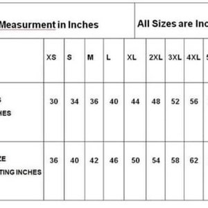 Op de afbeelding: Een tabel met maatvoeringen voor heren kurta's in inches. De tabel bevat maten van XS tot 7XL, met bijbehorende borstmaten voor zowel de werkelijke lichaamsmaat als de borstmaat van het shirt met een losse pasvorm.