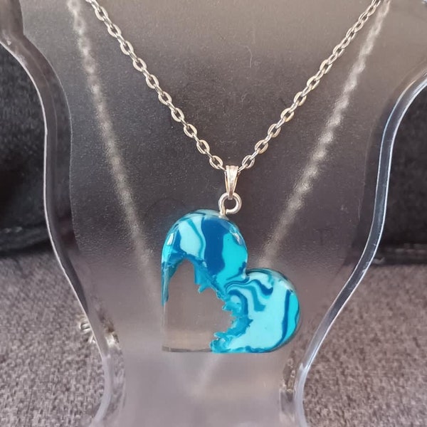 Pendentif bleu en forme de coeur