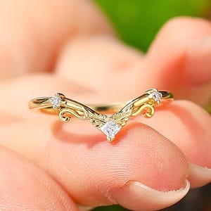 Eleganter Weißer Princess Cut Moissanit Diamant V-Ring - Zarte Goldband Engelsflügel Akzente Ring, Perfekt für Verlobung oder Jubiläum Sie