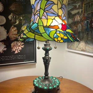 Tiffany-style floral stained glass table lamp, Rare shade