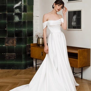 Robe de mariée épaules nues en satin, dos corset et traîne fluide – Robe de mariée classique | Auguste