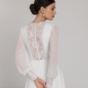 Vestido de noiva discreto com costas em renda e mangas compridas – Vestido de noiva de chiffon em corte A | Carmela