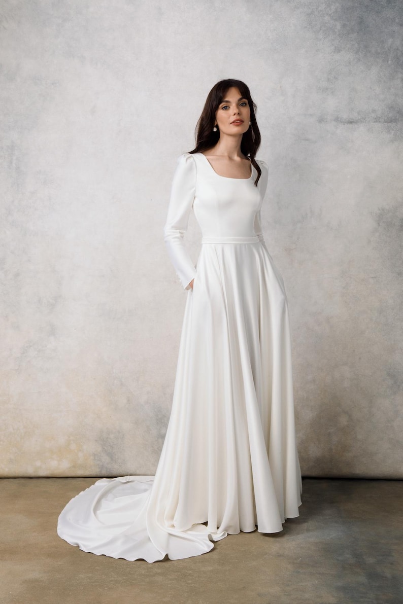 Robe de mariée Alisha — satin, encolure carrée, manches longues