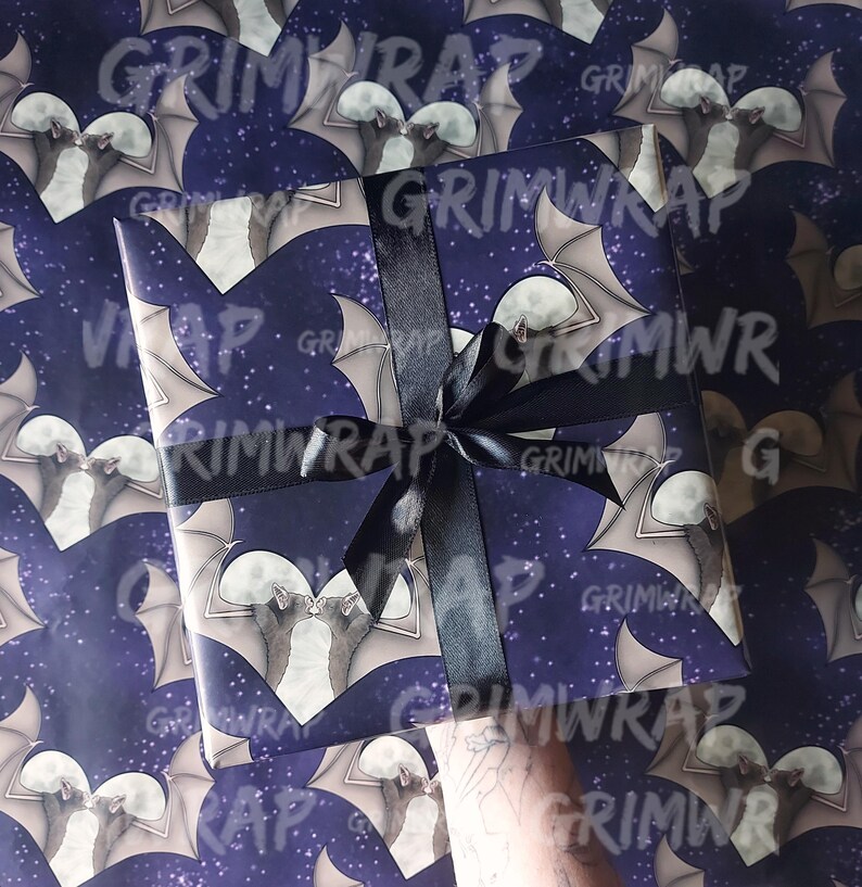 Papel de regalo de murciélago / Papel de regalo gótico morado para San Valentín imagen 2
