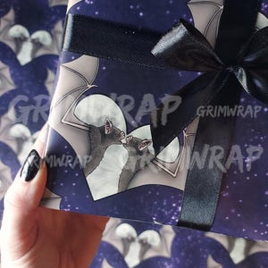 Papel de regalo de murciélago / Papel de regalo gótico morado para San Valentín imagen 3