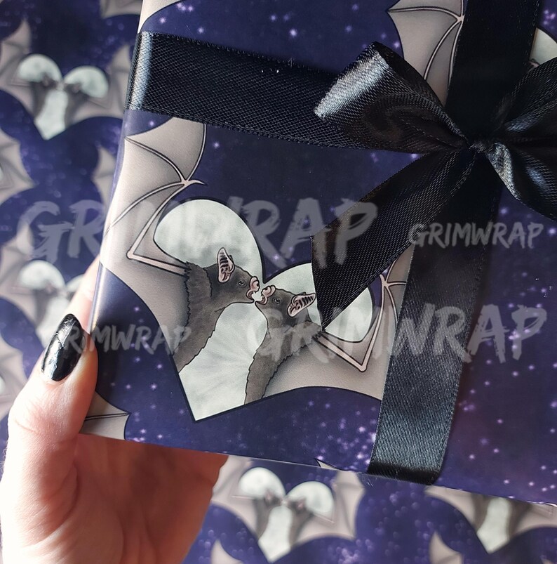 Papel de regalo de murciélago / Papel de regalo gótico morado para San Valentín imagen 3