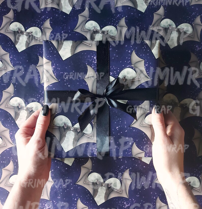 Papel de regalo de murciélago / Papel de regalo gótico morado para San Valentín imagen 5