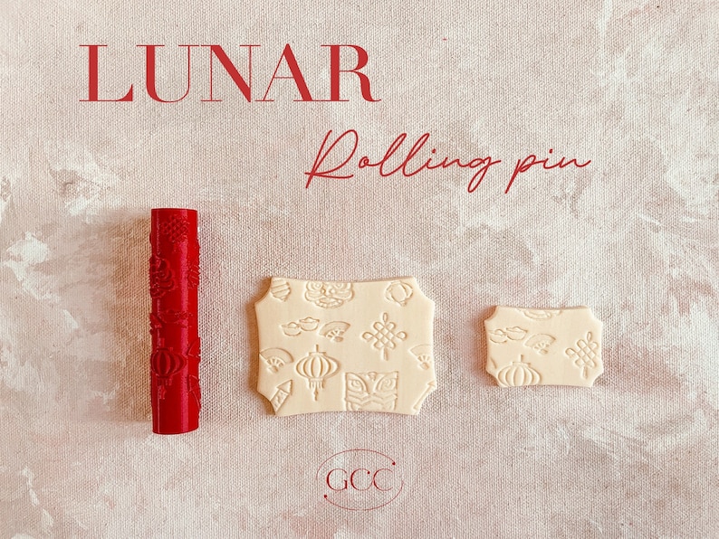 Puede incluir: Rodillo rojo con un dise&ntilde;o de A&ntilde;o Nuevo Lunar. El rodillo se muestra junto a dos impresiones del dise&ntilde;o en fondant blanco.