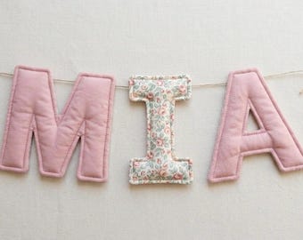 Ghirlanda di nomi in tessuto trapuntato / Striscione floreale Coquette per la cameretta, regalo per baby shower