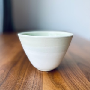 Miska – biała porcelana i pastelowa zieleń