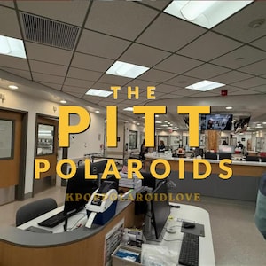 Könnte beinhalten: Ein Krankenhaus-Empfangsbereich mit einem Schreibtisch, Computermonitoren, einem Etikettendrucker und Tastaturen. Der Text "THE PITT POLAROIDS" ist in großen gelben Buchstaben überlagert, mit "KPOPPOLAROIDLOVE" darunter und "EMERGENCY DEPARTMENT" darüber.