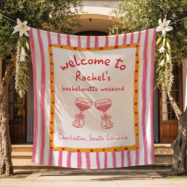 Pu&ograve; includere: Un banner bianco con strisce verticali rosa e la scritta "welcome to Rachel's bachelorette weekend" in rosso. Il banner presenta anche due calici e la localit&agrave; "Charleston, South Carolina."