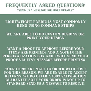 Pu&ograve; includere: Testo su sfondo verde con domande frequenti. Tratta di design personalizzati, bozze e resi, e menziona tessuto leggero e messaggi Etsy.