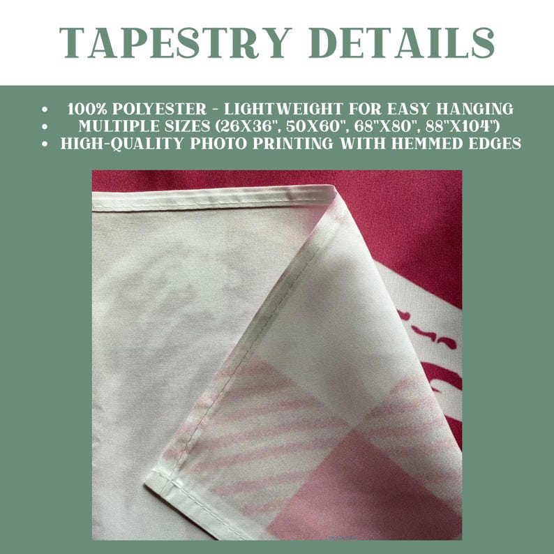 Pu&ograve; includere: Primo piano di un angolo di arazzo, che mostra il bordo orlato e i dettagli del tessuto. Il testo "TAPESTRY DETAILS" &egrave; in alto. Ulteriori informazioni: 100% poliestere, leggero, pi&ugrave; dimensioni e stampa fotografica di alta qualit&agrave;.