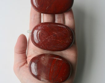 Pietra palmare di diaspro rosso: cristallo curativo per i chakra lucidato