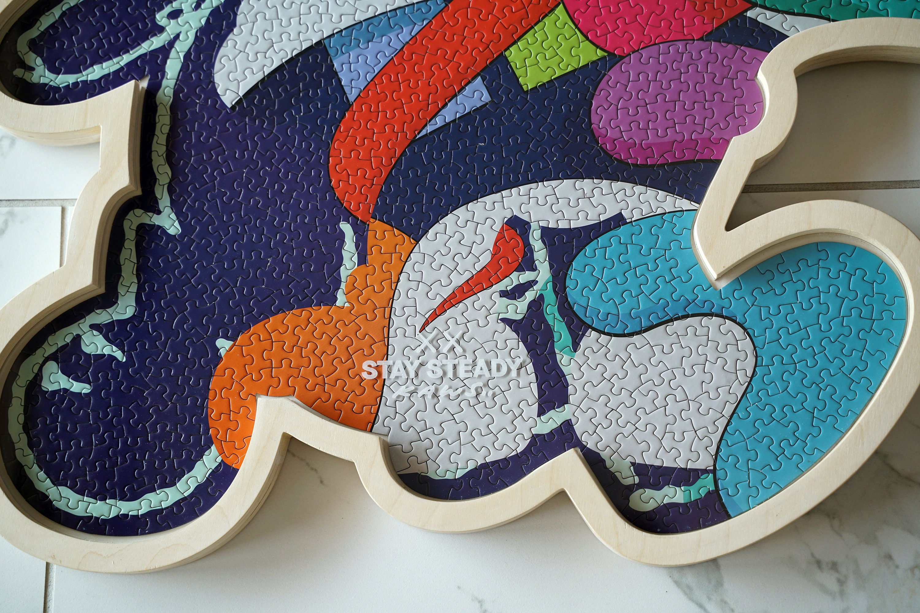 KAWS カウズ パズル「STAY STEADY」完成品 額装 アクリル