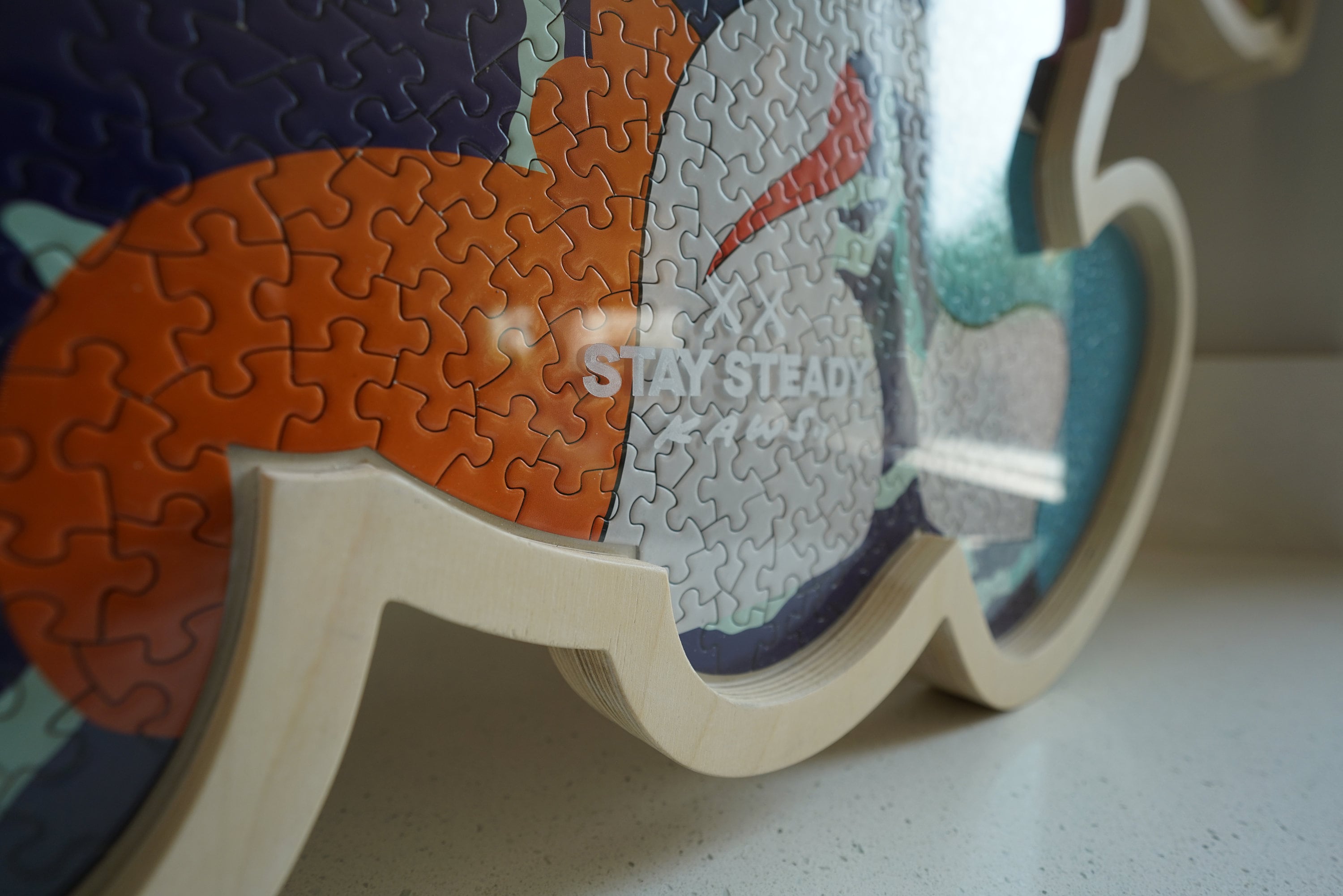 KAWS カウズ パズル「STAY STEADY」完成品　額装　アクリルフレーム Kaws Stay Steady Puzzle Custom Wooden Frame W/ Engraved