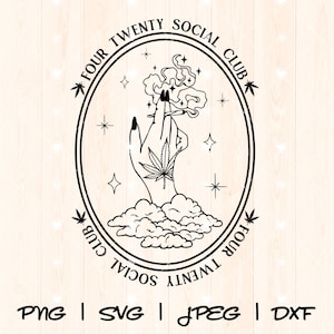 Op de afbeelding: Zwart-witte illustratie van een hand die een marihuanablad vasthoudt met rook die er vanaf stijgt. De hand wordt omringd door wolken en sterren. De tekst "Four Twenty Social Club" staat in een cirkel rond de hand.