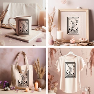 Puede incluir: Un conjunto de cuatro productos con un dise&ntilde;o de carta de tarot con el texto "XVI. THE TOWER (THE EXTREMELY UNEXPECTED)". Los productos incluyen una taza de cer&aacute;mica blanca, una bolsa de mano, una impresi&oacute;n enmarcada y una camiseta.