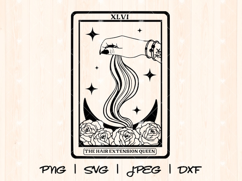 Puede incluir: Ilustraci&oacute;n en blanco y negro de una carta de tarot con el n&uacute;mero XLVI y el texto "THE HAIR EXTENSION QUEEN". La carta representa una mano sosteniendo un largo mech&oacute;n de cabello, con estrellas y una luna creciente en el fondo.