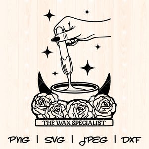 Może przedstawiać: Czarno-biała ilustracja dłoni zanurzającej patyk w garnku z woskiem. Garnek jest otoczony różami i rogalem księżyca. Tekst "The Wax Specialist" znajduje się pod garnkiem.