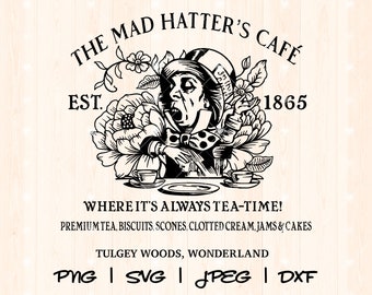 Può includere: Illustrazione in bianco e nero del Cappellaio Matto di Alice nel Paese delle Meraviglie. Il testo recita "The Mad Hatter's Cafe Est. 1865 Where it's always tea-time! Premium tea, biscuits, scones, clotted cream, jams & cakes Tulgey Woods, Wonderland PNG | SVG | JPEG | DXF"
