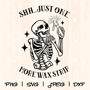 Peut inclure: Illustration en noir et blanc d'un squelette tenant une bande de cire et disant "Shh...Just One More Wax Strip". L'image comprend également le texte "PNG | SVG | JPEG | DXF".