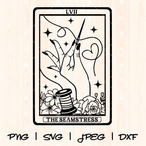 Könnte beinhalten: Schwarz-weiß-Illustration einer Tarotkarte, Die Schneiderin, mit einer Hand, die eine Nadel und Faden hält. Die Kartennummer, LVII, befindet sich in der oberen linken Ecke. Die Karte ist von Blumen und Sternen umgeben.