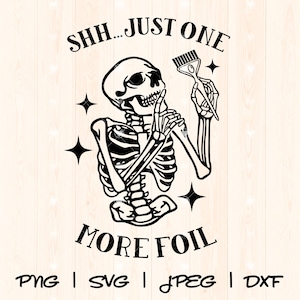 Könnte beinhalten: Schwarz-weiß-Illustration eines Skeletts, das einen Haarfärbepinsel mit dem Text "Shh... Just One More Foil" hält.