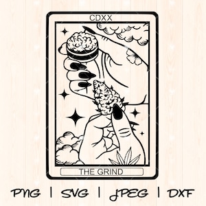 Pode incluir: Design de carta de tarô em preto e branco com mãos segurando um moedor e cannabis. A carta é emoldurada com o texto "CDXX" no topo e "THE GRIND" na parte inferior. Estrelas e nuvens também estão incluídas no design.