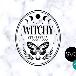 K&ouml;nnte beinhalten: Schwarz-wei&szlig;es kreisf&ouml;rmiges Design mit dem Text "Witchy Mama" in einem ovalen Rahmen. Der Rahmen enth&auml;lt Halbmonde, Sterne und einen Schmetterling. Das Bild enth&auml;lt auch die Labels "SVG" und "PNG".