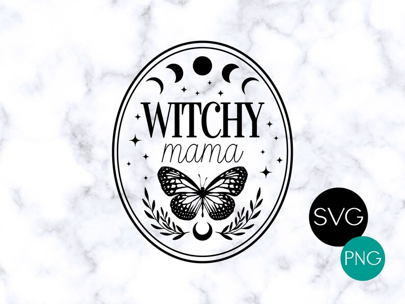 K&ouml;nnte beinhalten: Schwarz-wei&szlig;es kreisf&ouml;rmiges Design mit dem Text "Witchy Mama" in einem ovalen Rahmen. Der Rahmen enth&auml;lt Halbmonde, Sterne und einen Schmetterling. Das Bild enth&auml;lt auch die Labels "SVG" und "PNG".