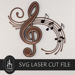 Pode incluir: Decoração de parede em madeira com uma clave de sol e notas musicais. A clave é castanho escuro com um contorno mais claro, e as notas são pretas. O texto "SVG LASER CUT FILE" está na parte inferior.