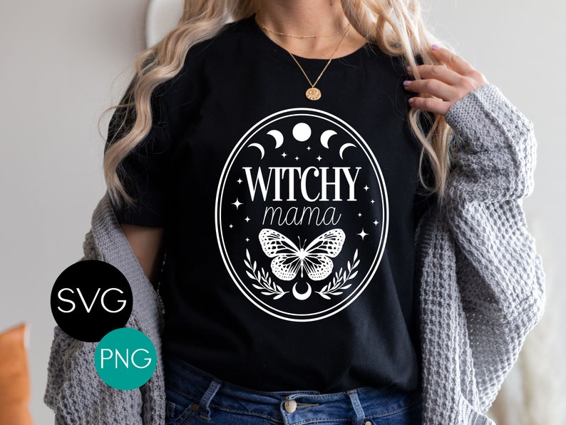 K&ouml;nnte beinhalten: Schwarzes T-Shirt mit wei&szlig;em Oval-Design, das den Text "Witchy mama" enth&auml;lt, zusammen mit Monden, Sternen und einem Schmetterling. SVG- und PNG-Logos sind ebenfalls abgebildet.