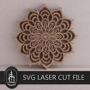 Może przedstawiać: Warstwowa drewniana mandala z kwiatowym wzorem. Grafika wykonana jest z wielu warstw drewna, tworząc efekt trójwymiarowy. Tekst "SVG LASER CUT FILE" jest wyświetlany poniżej.