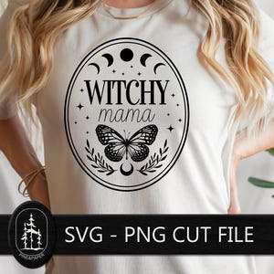K&ouml;nnte beinhalten: Cremefarbenes T-Shirt mit einem schwarzen ovalen Design. Das Design zeigt die Worte "Witchy Mama", einen Schmetterling, Halbmonde, Sterne und Bl&auml;tter. Der Text "SVG - PNG CUT FILE" befindet sich am unteren Bildrand.