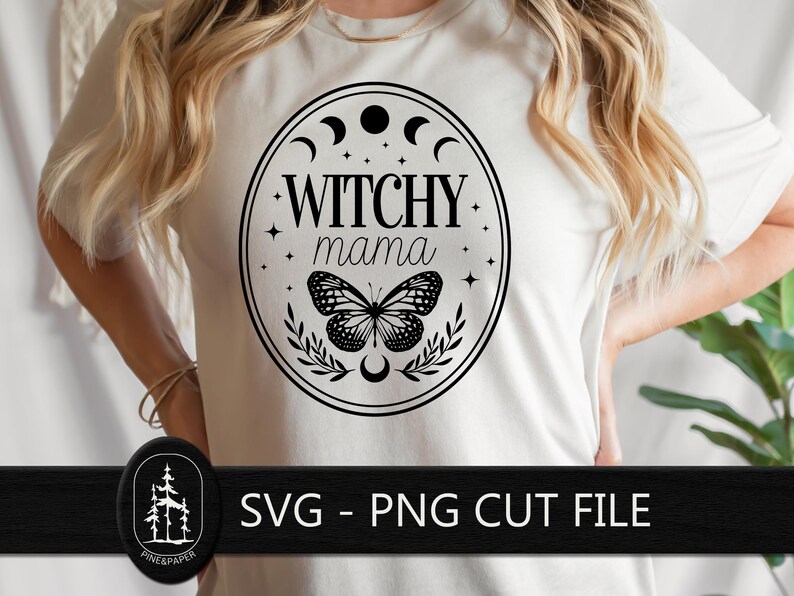 K&ouml;nnte beinhalten: Cremefarbenes T-Shirt mit einem schwarzen ovalen Design. Das Design zeigt die Worte "Witchy Mama", einen Schmetterling, Halbmonde, Sterne und Bl&auml;tter. Der Text "SVG - PNG CUT FILE" befindet sich am unteren Bildrand.