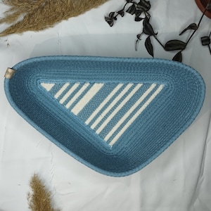 Speciaal ontworpen driehoekige mand, multifunctionele mand, blauwe en witte mand, handgemaakte mand, netmand, handgemaakt cadeau