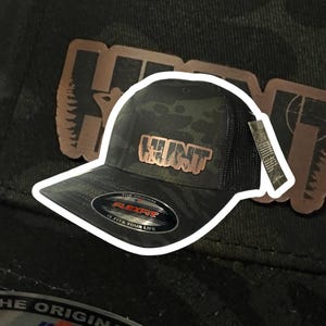 Camo Hat with &#39;HUNT&#39; Patch - Bowhunter and Deer Design