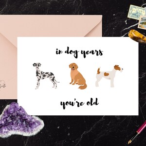 En años de perro eres viejo Tarjeta imprimible de cumpleaños divertida