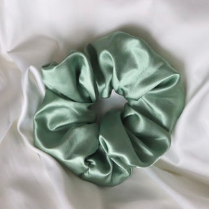 Chouchou en satin vert sauge chouchou en soie, cadeau de demoiselle d'honneur pour son professeur, cadeau de Noël, cadeau de mariage