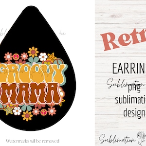 Könnte beinhalten: Schwarzer tropfenförmiger Ohrring mit den Worten "Groovy Mama" in Orange und Braun, umgeben von bunten Blumen und Friedenszeichen. Das Wort "Retro" steht über dem Wort "Earrings".
