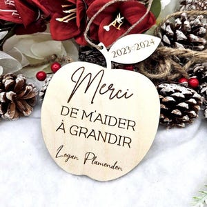 Boule de Noël en bois personnalisé « Merci de m’aider à grandir » Un superbe cadeau pour un enseignant/éducateur ou autres professionnels.