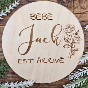 Annoncement de l’arrivée de bébé avec le prénom de l’enfant « Bébé est arrivé » avec la fleur de naissance, souvenir grossesse/naissance