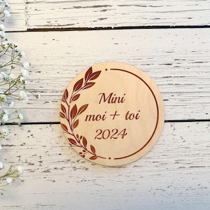 Pastille de bois annoncement de grossesse « mini moi + toi 2024 » souvenir et cadeau nouveau bébé