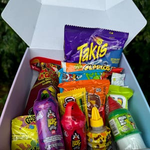 Kit di sottaceti Chamoy di tendenza, aspri, dolci e piccanti, regalo di compleanno per lui o per lei, kit per festeggiamenti, caramelle per feste, sottaceti Chamoy, kit scatola di caramelle.