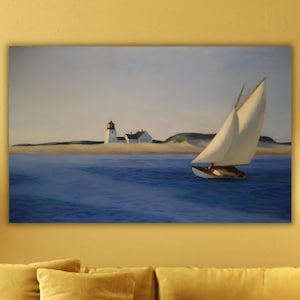 Op de afbeelding: Een schilderij van een zeilboot die langs een vuurtoren vaart op een kalme blauwe zee. De lucht is lichtblauw met een vleugje oranje in de verte. De zeilboot heeft witte zeilen en een bruine romp. De vuurtoren is wit met een zwarte top.