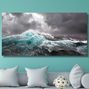 Może przedstawiać: Panoramiczne zdjęcie burzliwego morza z dużymi, rozbijającymi się falami. Niebo jest ciemne i pochmurne, z odrobiną błękitu przebijającego się przez chmury. Fale są w żywym kolorze turkusowym, kontrastując z ciemnoszarym niebem.