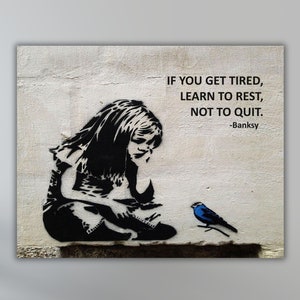 Banksy Ragazza con Uccello Blu Tela Arte da Parete, Stampa Citazione di Banksy, Regalo di Street Art Graffiti per Ragazza Stampa Arte, Decorazione da Parete in Tela di Banksy