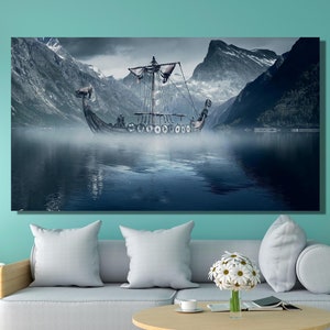 Tela artistica con nave vichinga, nave vichinga in un fiordo nebbioso con montagne innevate sullo sfondo, poster di Ragnar Lodhbrok, poster vichingo su tela